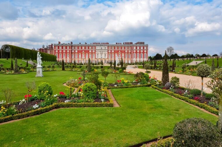 london-hampton-court-palace-private-tour-with-train-option