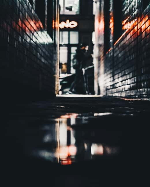 London: Jack the Ripper Tour and Underground Prison in Spanish - Key Points