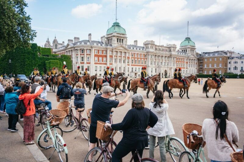 london-landmarks-secrets-bike-tour-with-pub-street-art