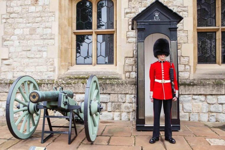 london-landmarks-walking-tour-hop-on-hop-off-bus-cruise