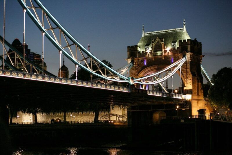 london-murder-mystery-cruise-with-3-course-dinner