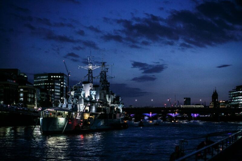 london-murder-mystery-cruise-with-3-course-dinner