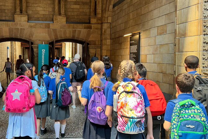 london-natural-history-museum-with-dinosaurs-gallery-private-tour-for-kids