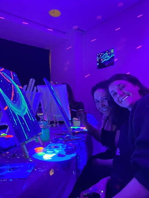 London: Paint and Sip in the Dark with Bottomless Drinks - Key Points