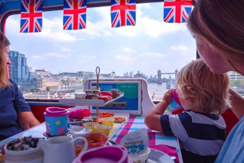 london-peppa-pig-afternoon-tea-bus-tour-with-audio-guide