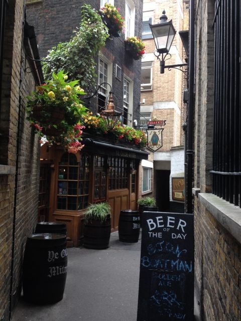 london-private-tour-of-historic-pubs-with-a-friendly-guide