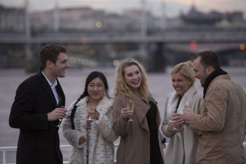 london-river-thames-evening-cruise-with-bubbly-and-canapes