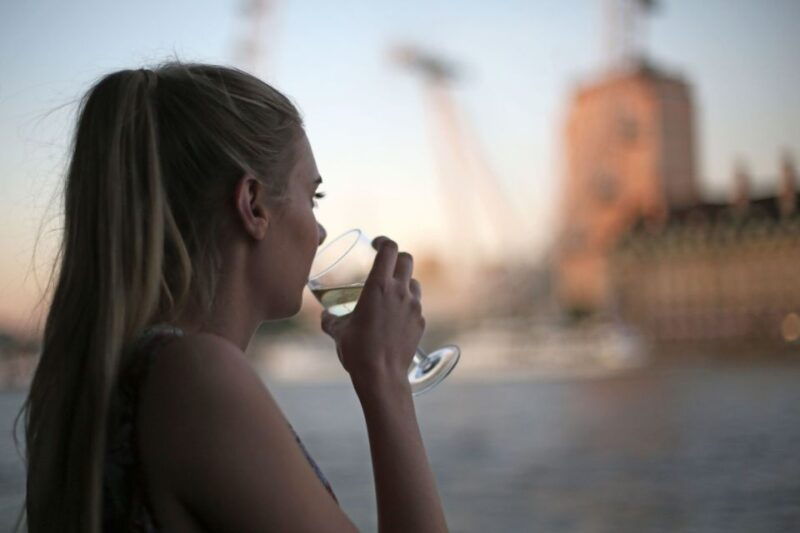 london-river-thames-evening-cruise-with-bubbly-and-canapes