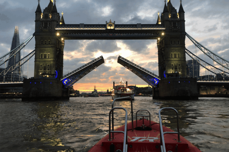 london-river-thames-sunset-speedboat-experience-with-drink
