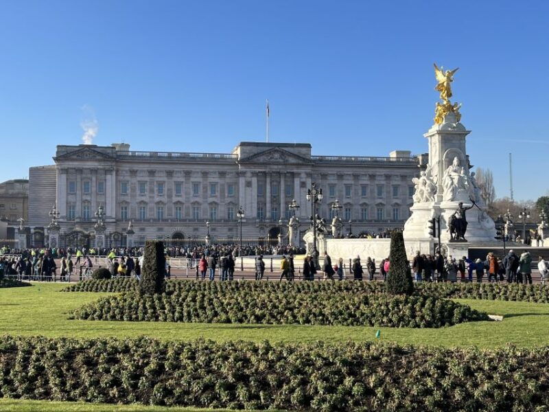 london-royal-family-and-changing-of-the-guards-walking-tour