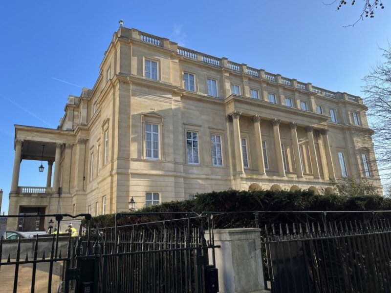 london-royal-family-and-changing-of-the-guards-walking-tour