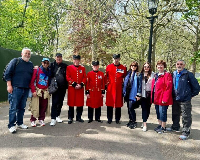 london-royal-family-and-changing-of-the-guards-walking-tour