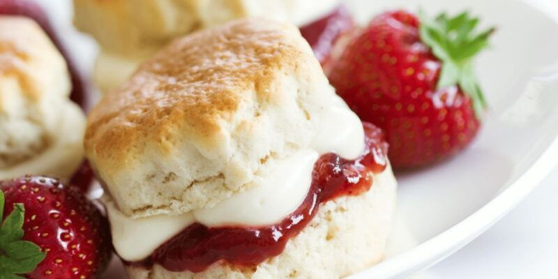 london-royal-hampton-court-guided-tour-with-afternoon-tea