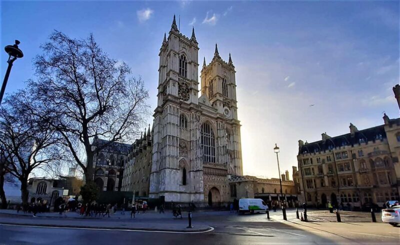 London: Royal Rascals and Scandalous Sovereigns Walking Tour - Key Points