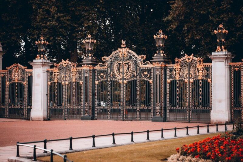 london-royal-tour-w-timed-entry-to-buckingham-palace-entry