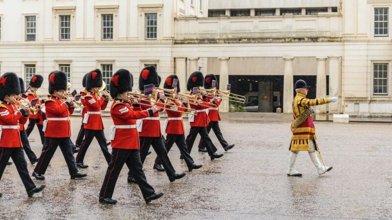 london-royal-walking-tour-with-guard-change-royal-mews