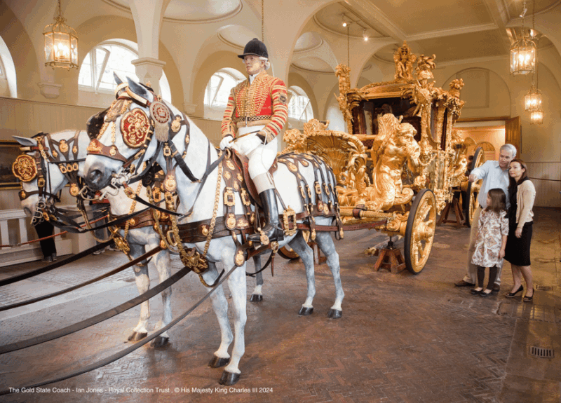 london-royal-walking-tour-with-guard-change-royal-mews