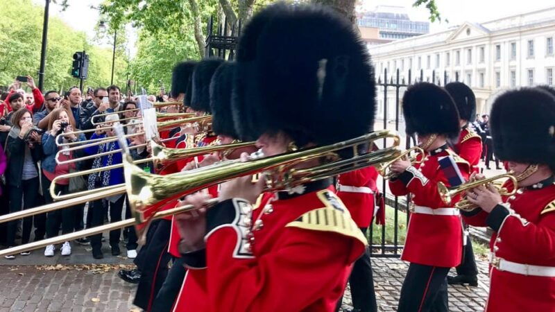 london-royal-walking-tour-with-guard-change-royal-mews