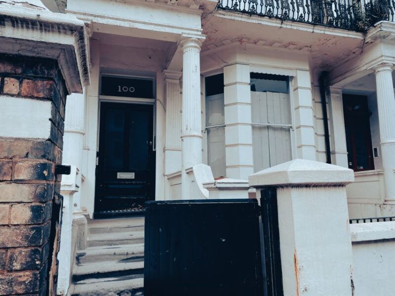 london-secrets-of-freddie-mercury-tour-with-a-cocktail