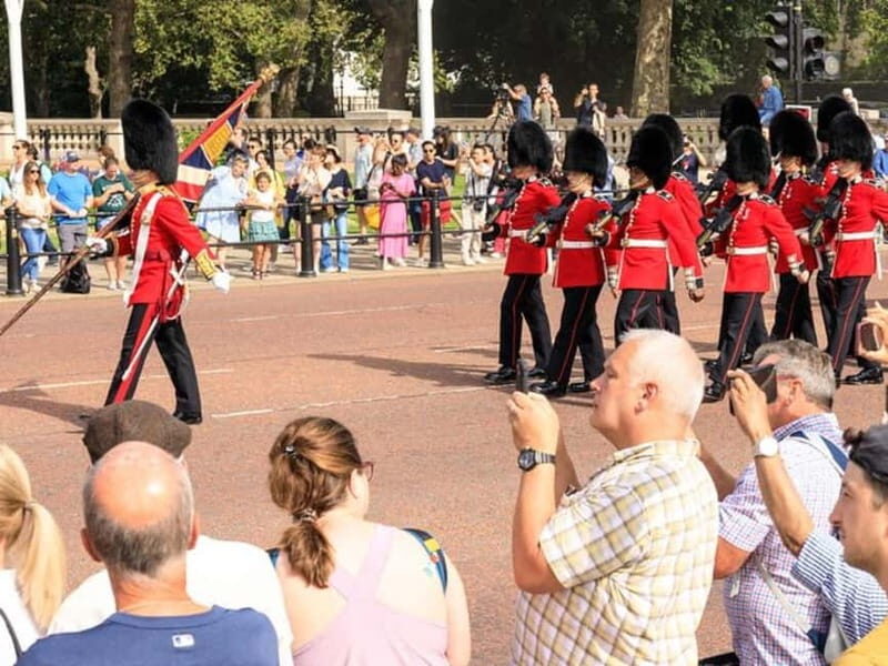 London: See 30+ Top Sights and Eat 8 British Foods Tour - FAQs