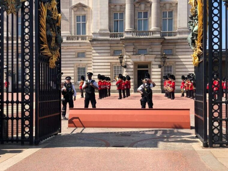 london-taxi-50-sights-private-tour-london-eye-ride