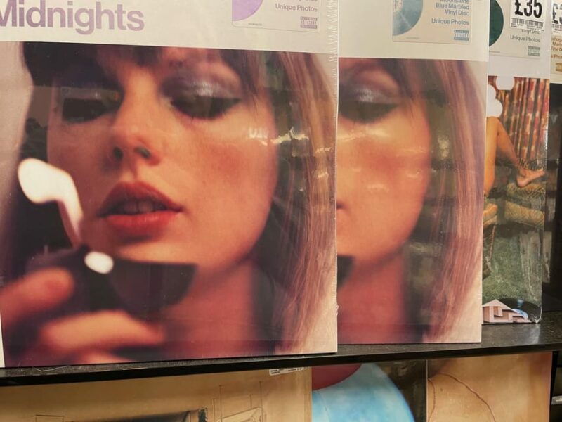 london-taylor-swift-london-boy-walking-tour