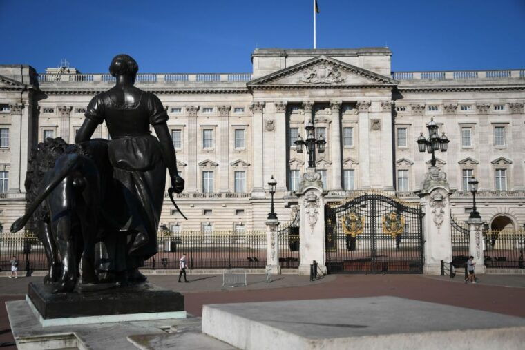 london-the-crown-british-royalty-walking-tour
