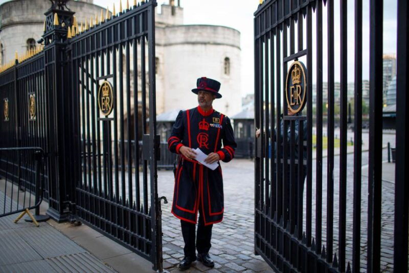 london-tower-of-london-after-hours-tour-and-key-ceremony