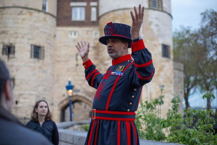 london-tower-of-london-after-hours-tour-and-key-ceremony