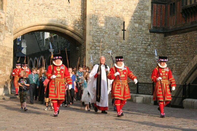 london-tower-of-london-and-crown-jewels-easy-access-tour