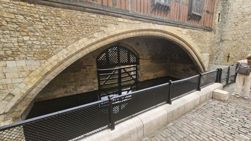 london-tower-of-london-and-crown-jewels-easy-access-tour