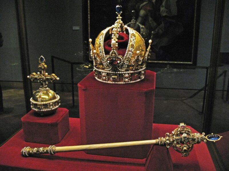 london-tower-of-london-and-crown-jewels-easy-access-tour