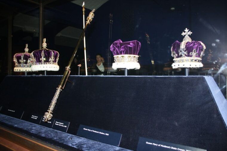 london-tower-of-london-and-crown-jewels-easy-access-tour