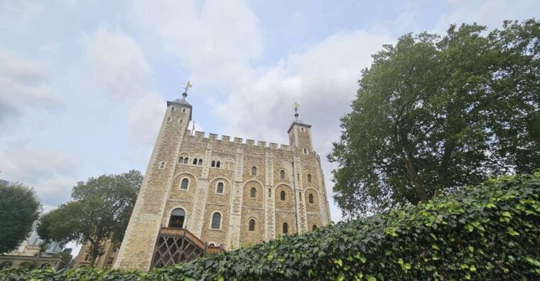 london-tower-of-london-and-crown-jewels-easy-access-tour