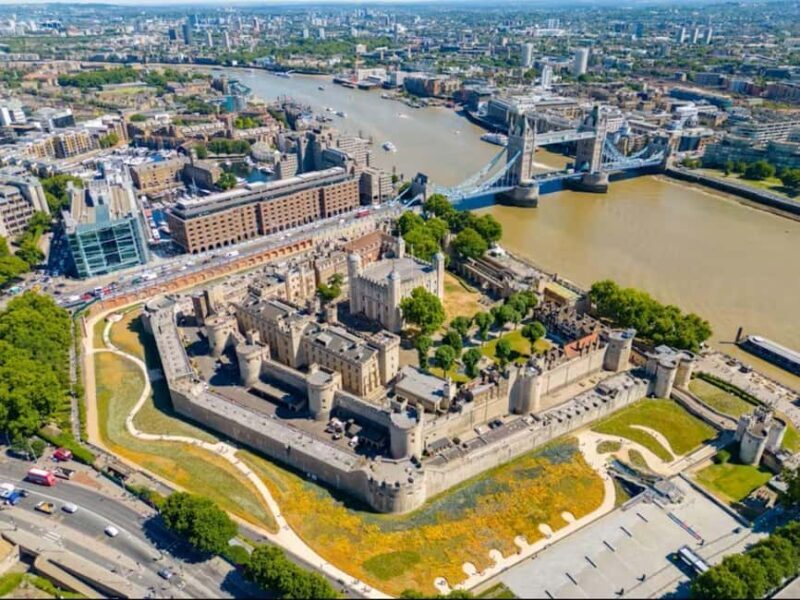 London: Tower of London and Crown Jewels Private Guided Tour - A Deep Dive into the Experience
