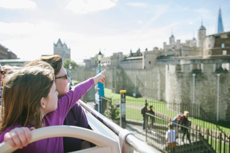 london-tower-of-london-hop-on-hop-off-bus-river-cruise