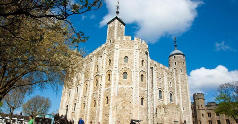 london-tower-of-london-hop-on-hop-off-bus-river-cruise