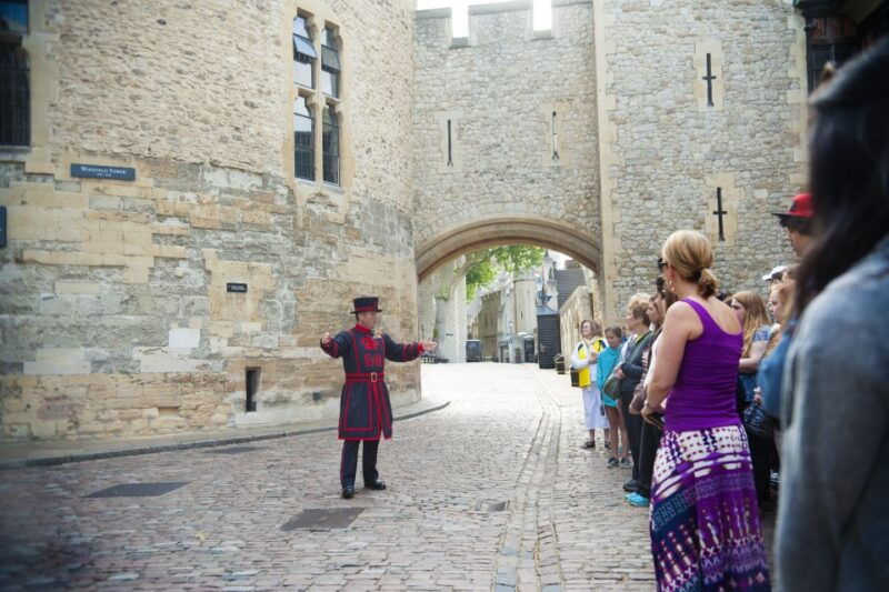 london-tower-of-london-thames-boat-changing-of-the-guard