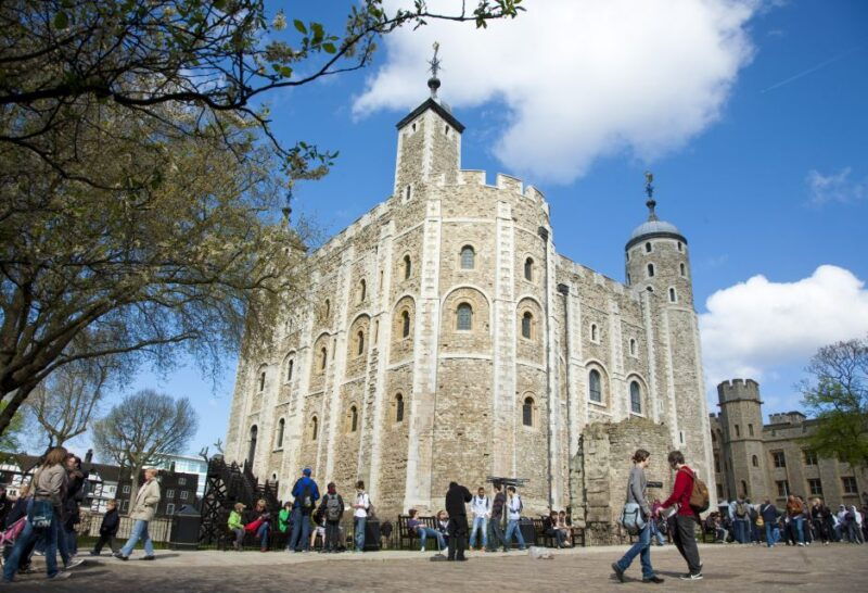 london-tower-of-london-thames-boat-changing-of-the-guard