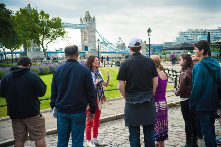 london-tower-of-london-thames-boat-changing-of-the-guard