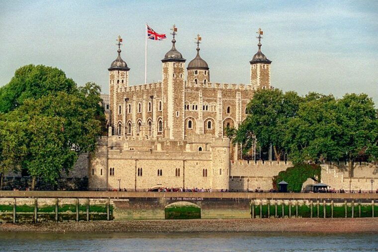 london-tower-of-london-thames-boat-changing-of-the-guard