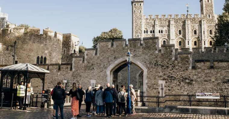 london-tower-of-london-tour-crown-jewels-and-river-cruise