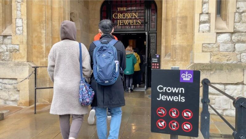 london-tower-of-london-tour-with-crown-jewels-beefeaters