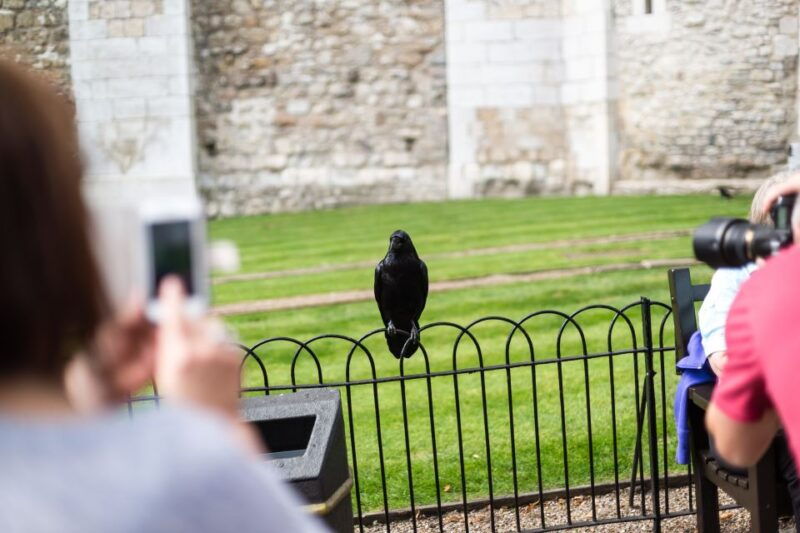 london-tower-of-london-tour-with-crown-jewels-beefeaters