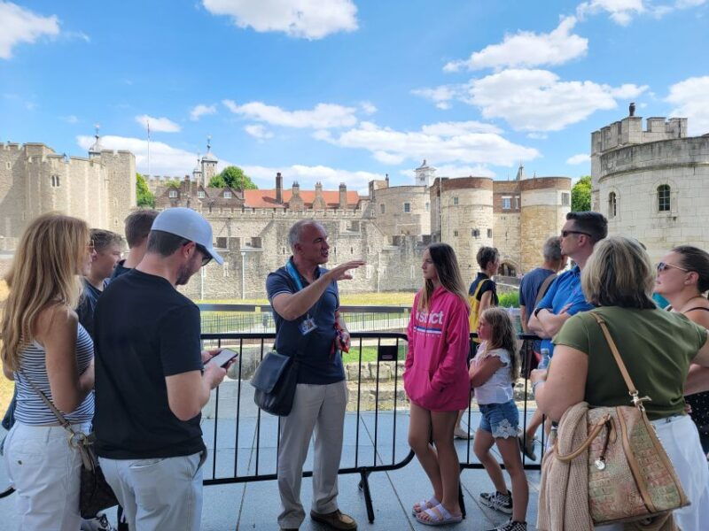 london-tower-of-london-tour-with-crown-jewels-beefeaters