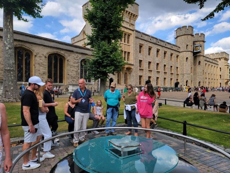 london-tower-of-london-tour-with-crown-jewels-beefeaters
