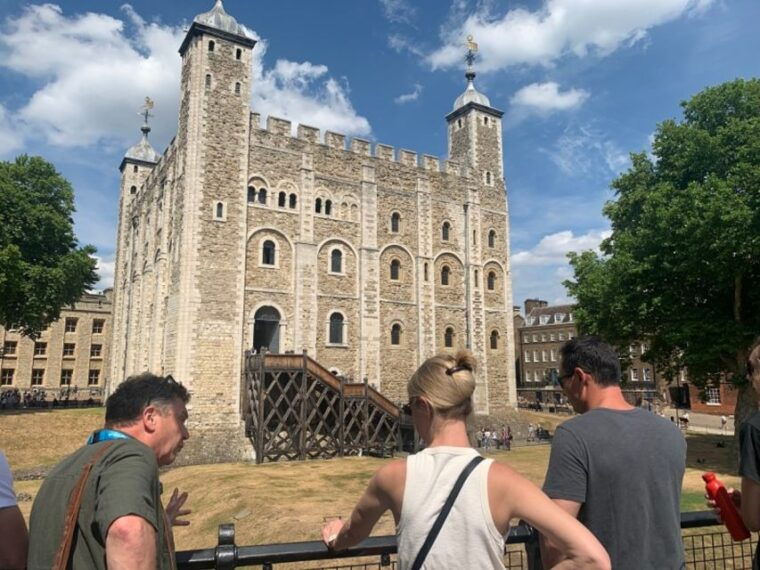 london-tower-of-london-tour-with-crown-jewels-beefeaters
