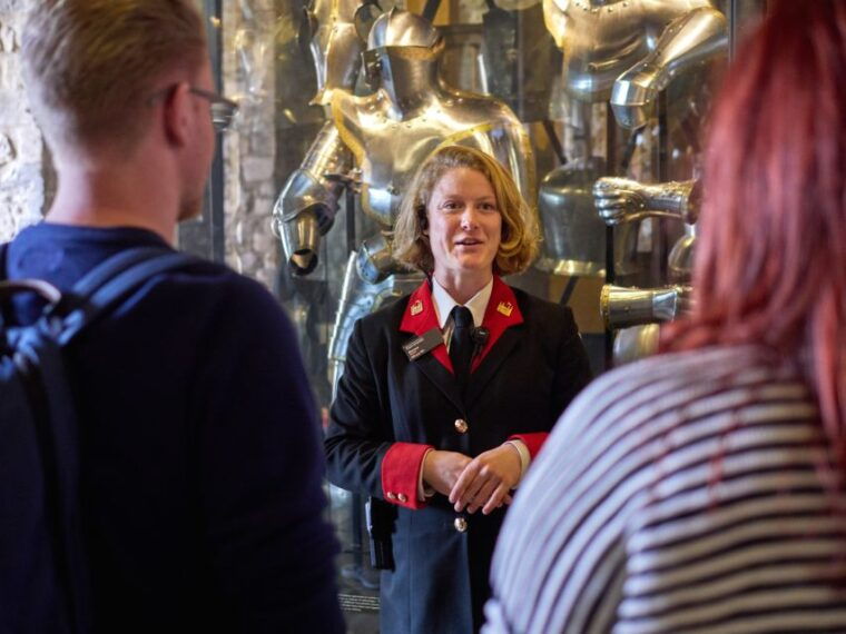 london-tower-of-london-tour-with-crown-jewels-beefeaters