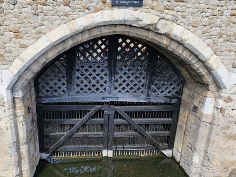 london-tower-of-london-tour-with-crown-jewels-beefeaters