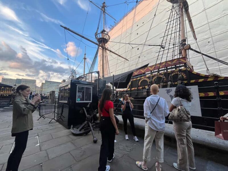 London: Twilight Walking Tour of Legends and Landmarks - Exploring Iconic Landmarks at Twilight